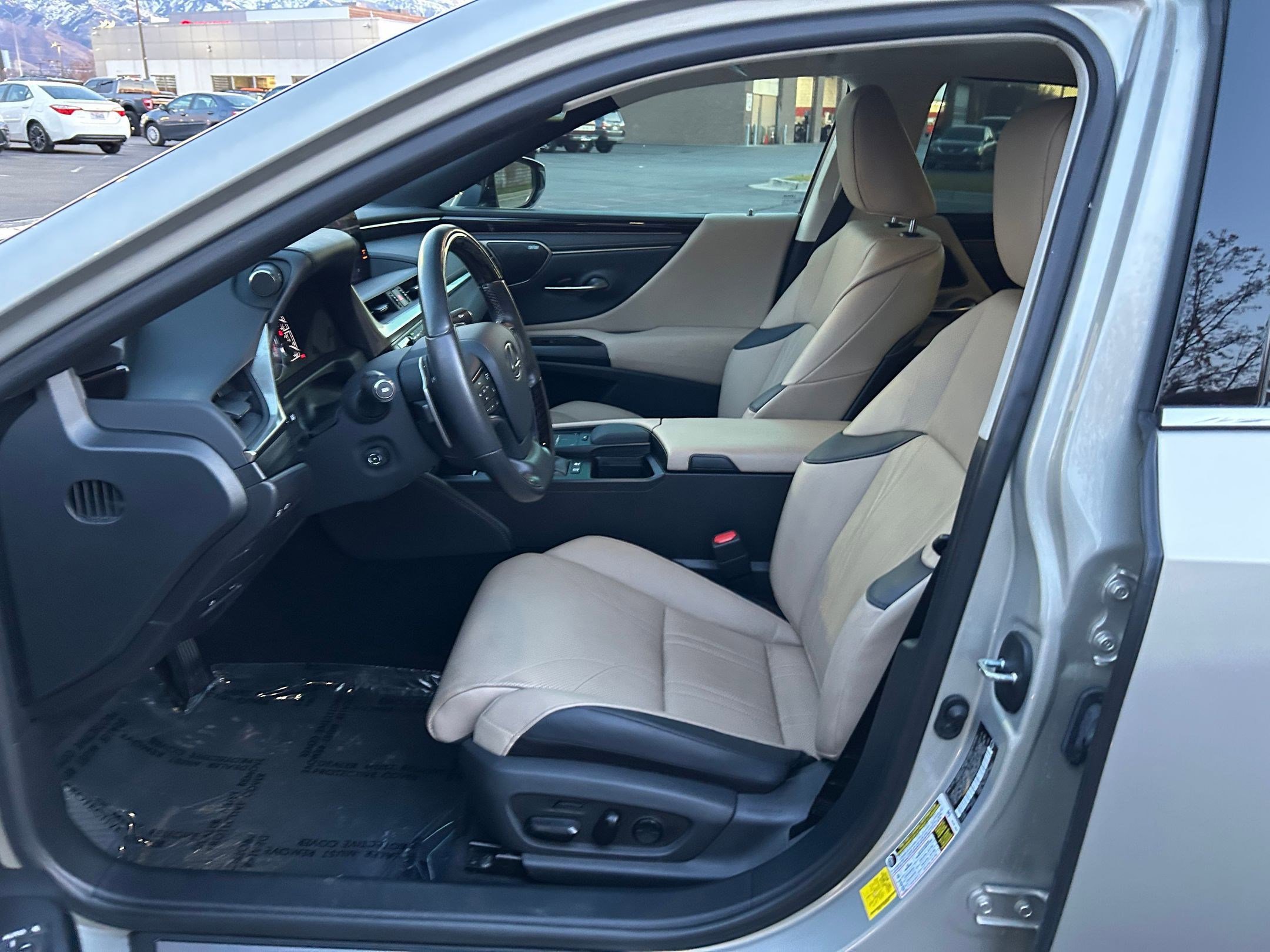 Used 2021 Lexus ES 300h Ultra Luxury image 11