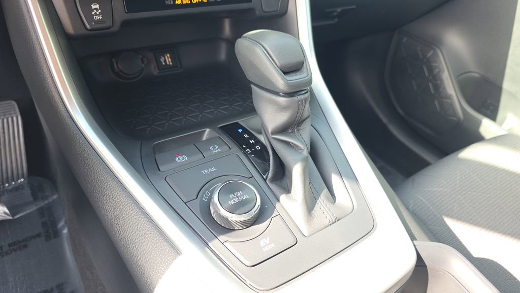 Used 2025 Toyota RAV4 XLE image 18