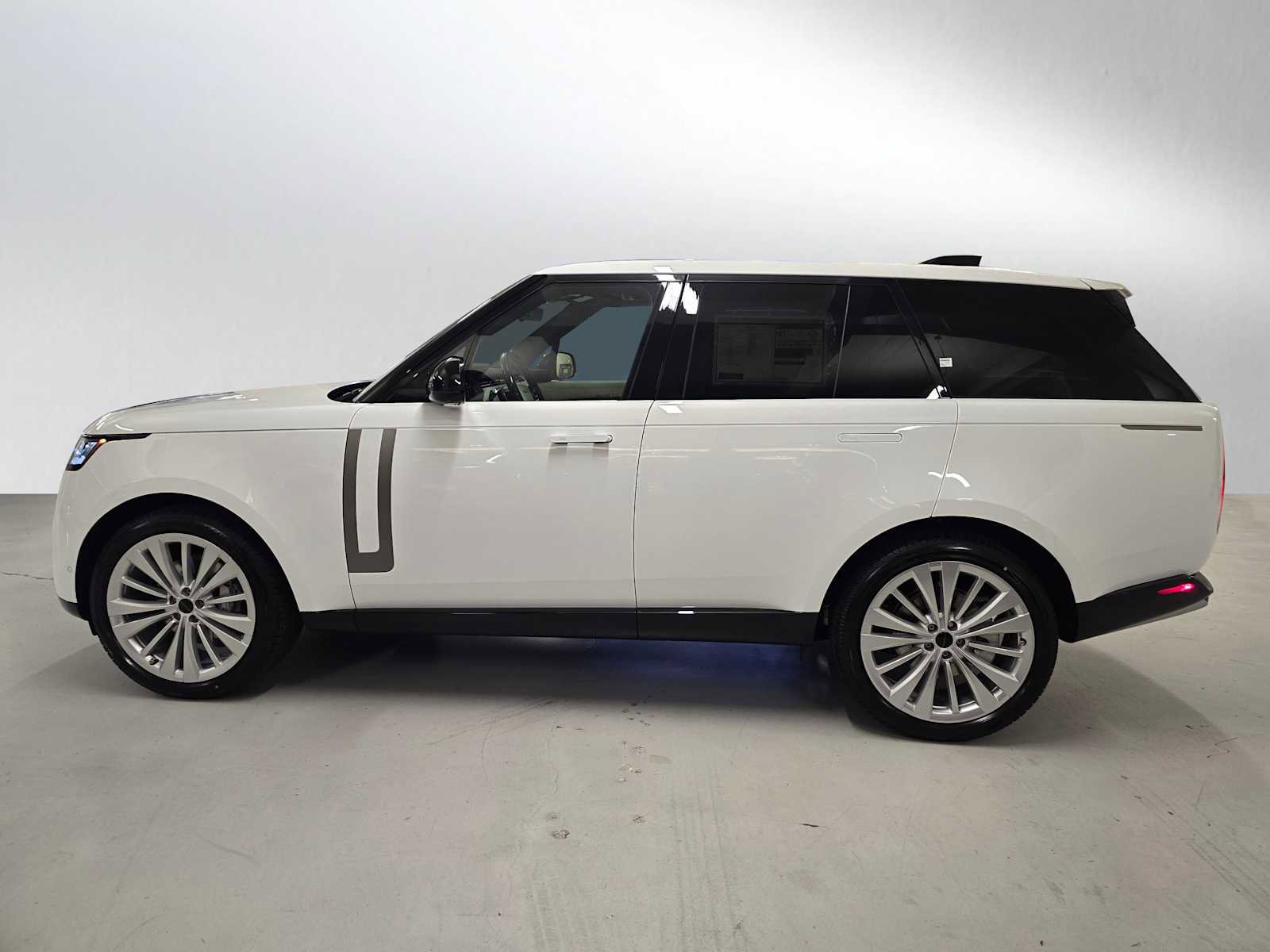 New 2026 Land Rover Range Rover SE image 2