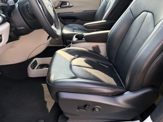 Used 2024 Chrysler Pacifica Touring-L FWD image 10
