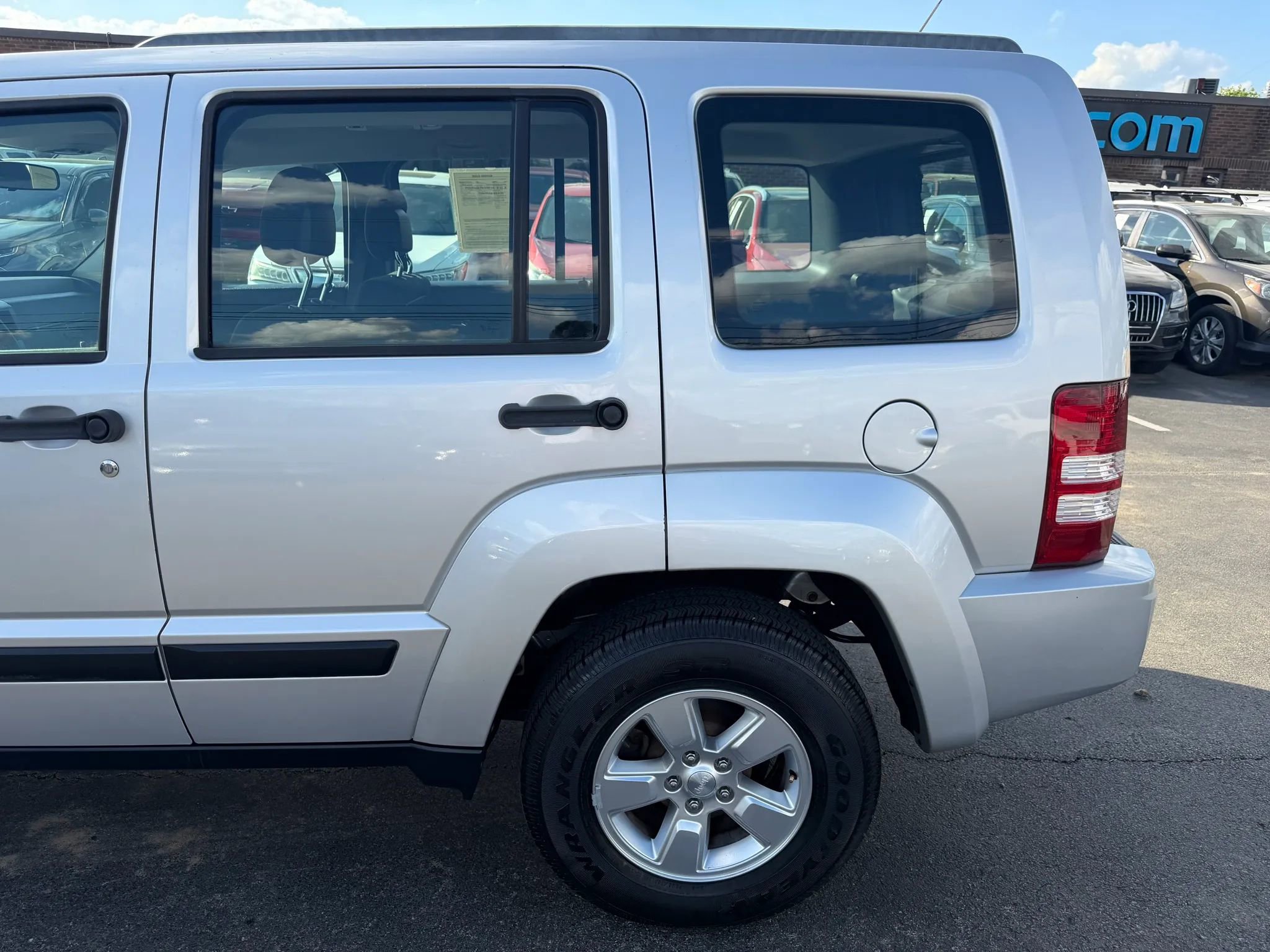 Used 2011 Jeep Liberty Sport AWD/4WD image 38
