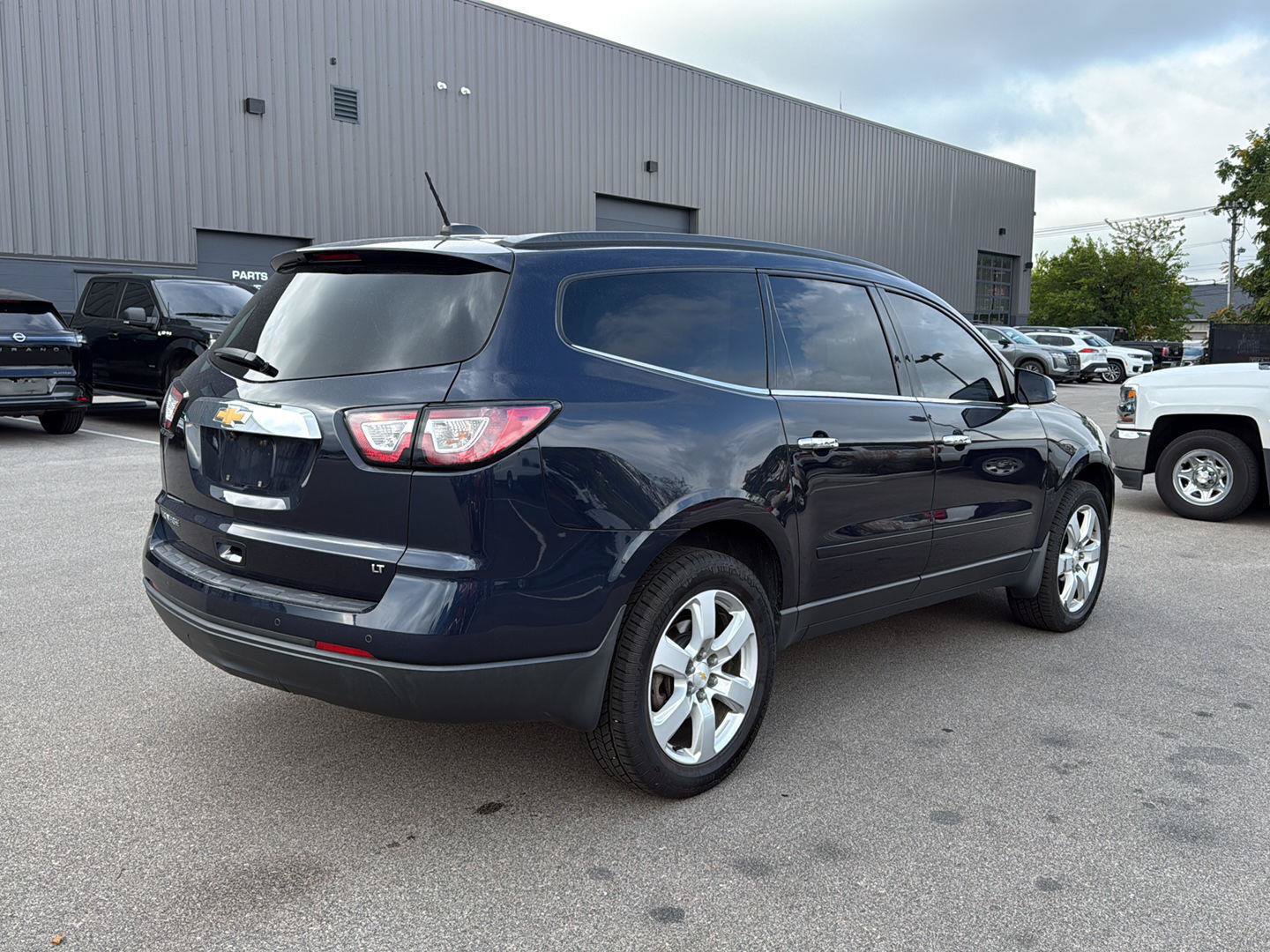 Used 2017 Chevrolet Traverse LT w/ Style and Technology Package FWD image 3