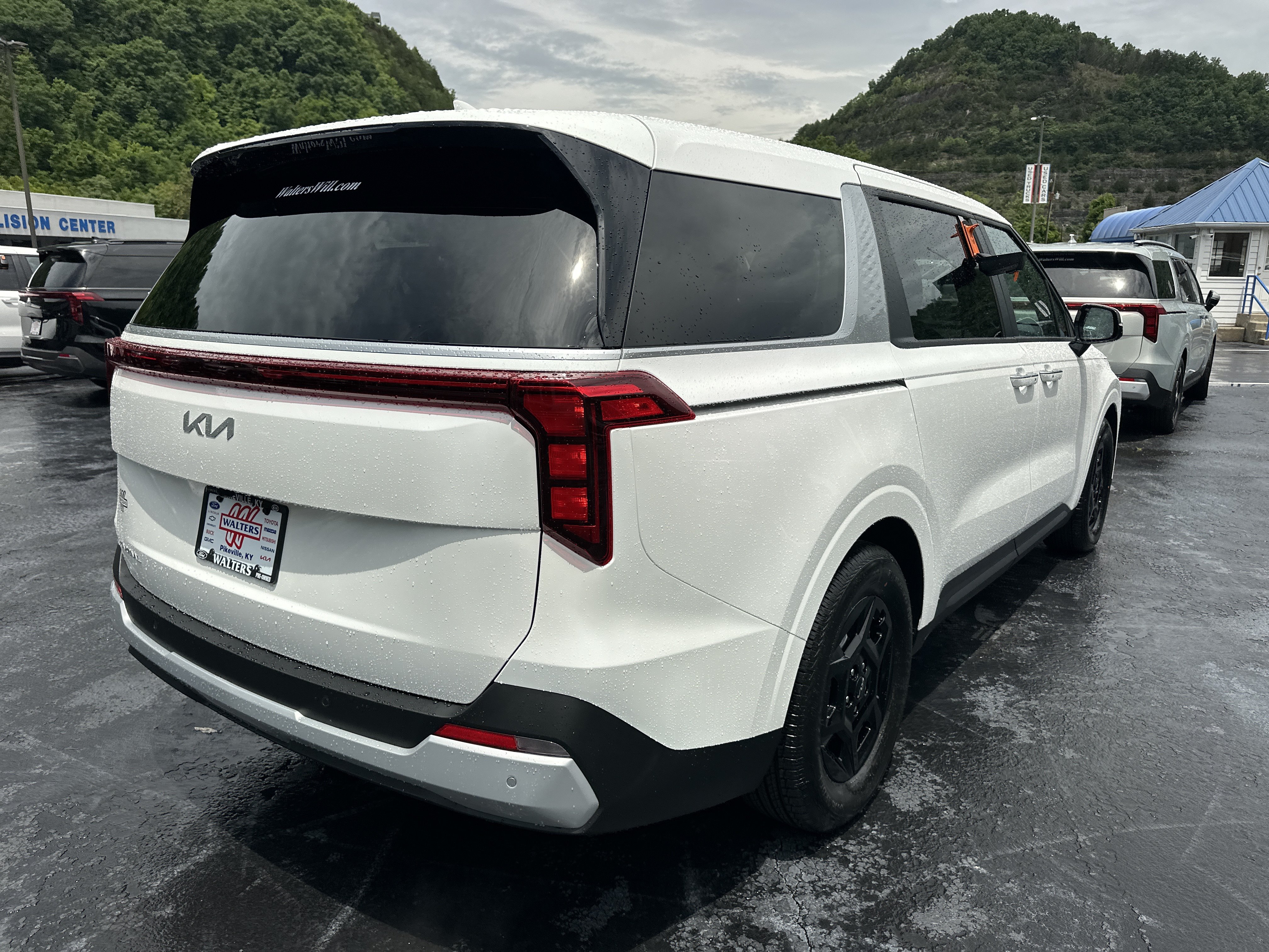 New 2026 Kia Carnival FWD image 3
