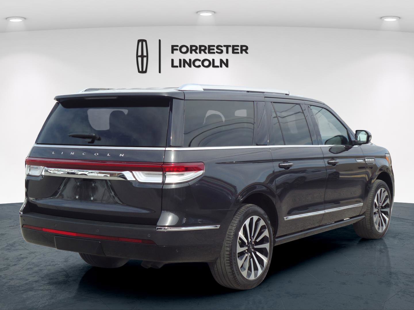 Used 2022 Lincoln Navigator L Reserve image 3