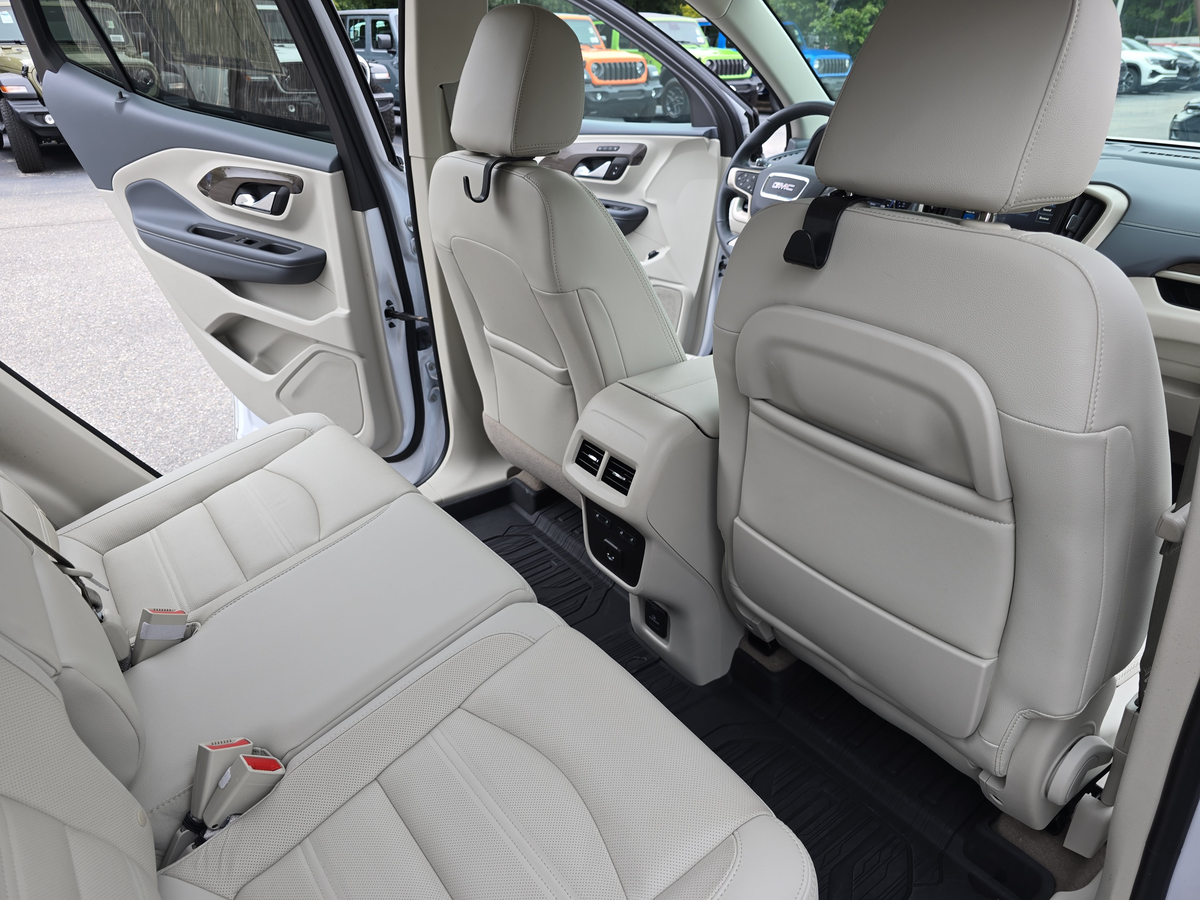 Used 2024 GMC Terrain Denali w/ Denali Premium Package AWD/4WD image 11