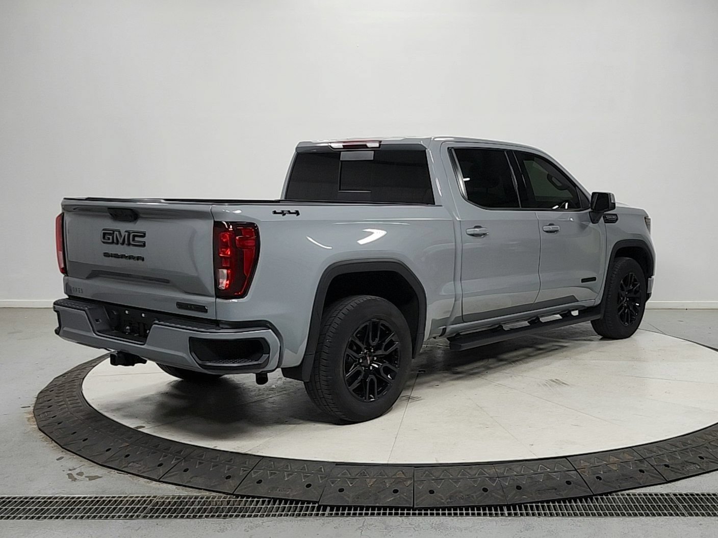 Used 2024 GMC Sierra 1500 Elevation w/ Preferred Package AWD/4WD image 7