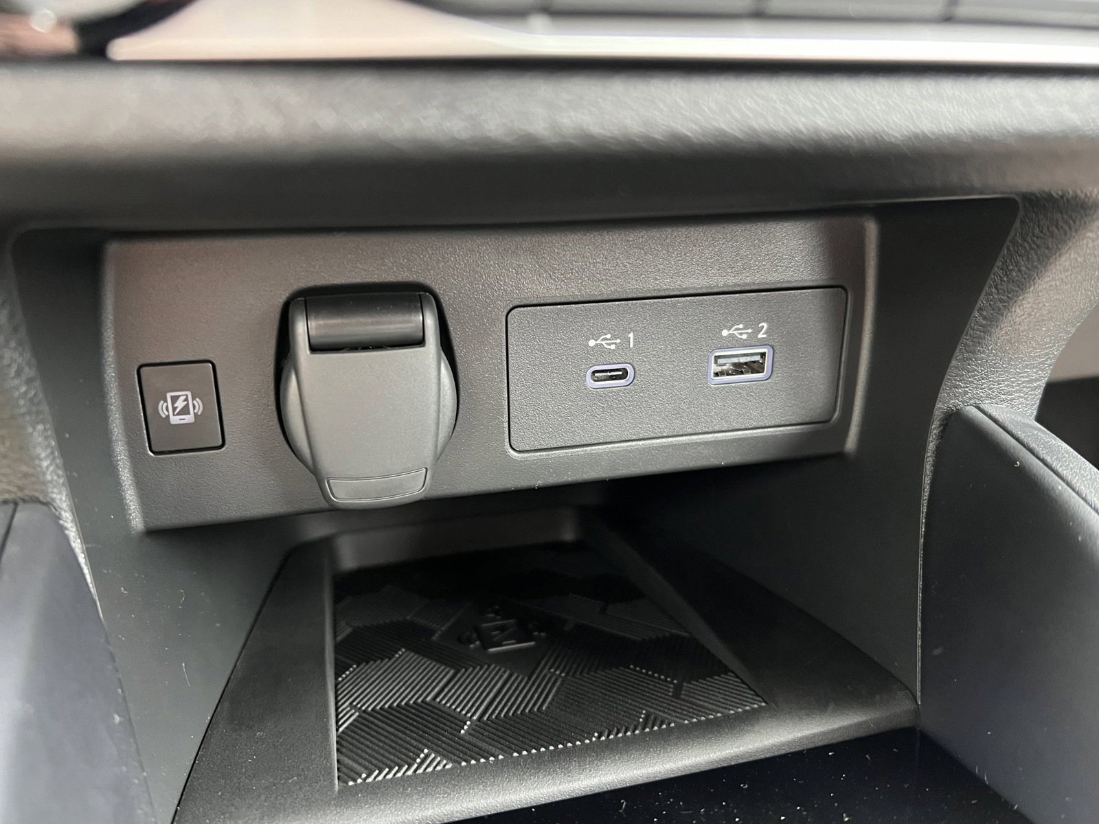 Used 2025 Nissan Versa SR w/ Trunk Package image 21