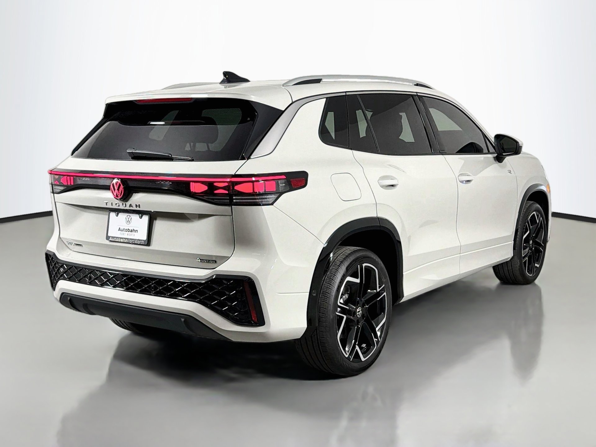 New 2027 Volkswagen Tiguan SEL R-Line AWD/4WD image 5