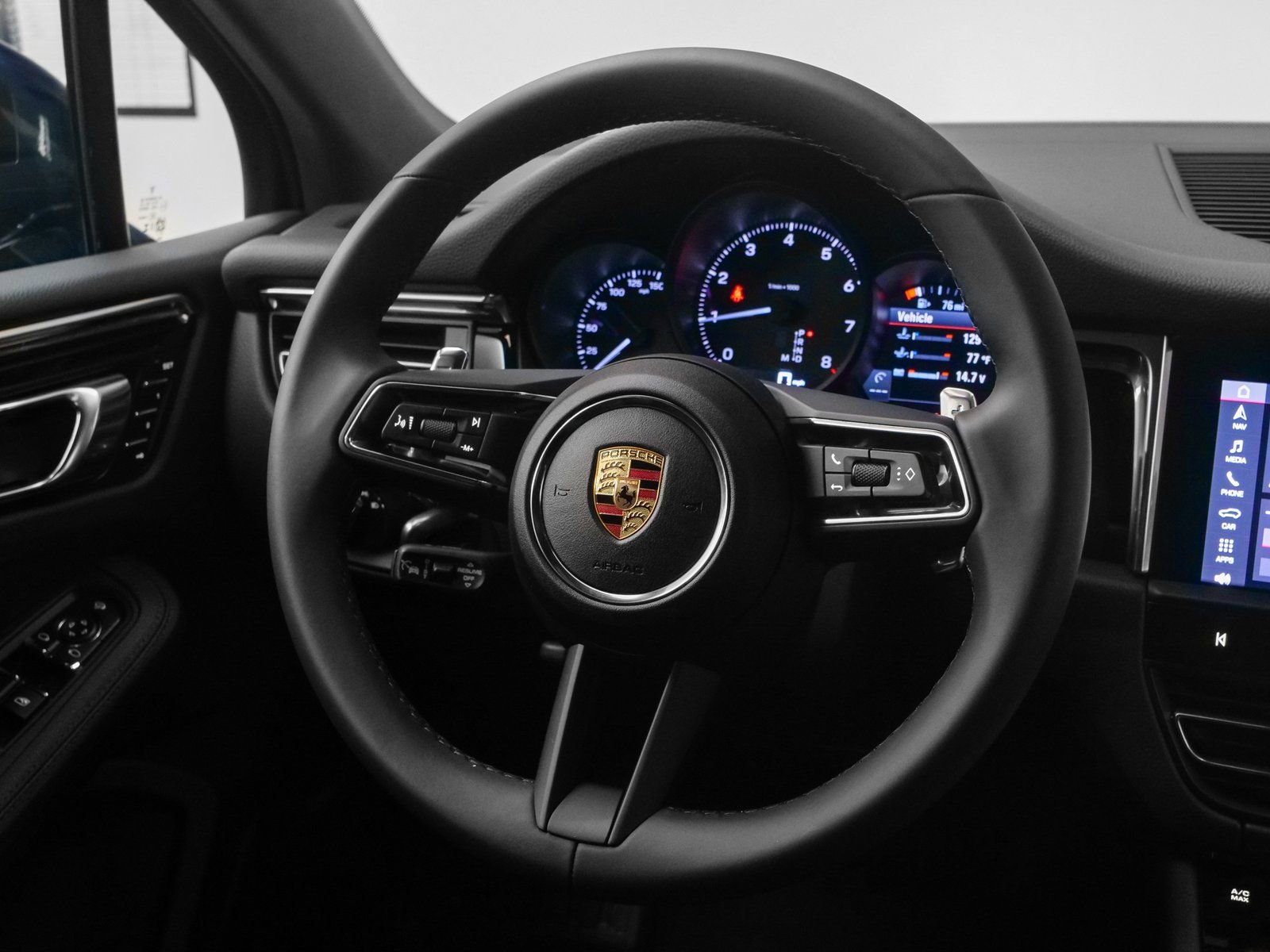 Certified 2025 Porsche Macan AWD/4WD image 28