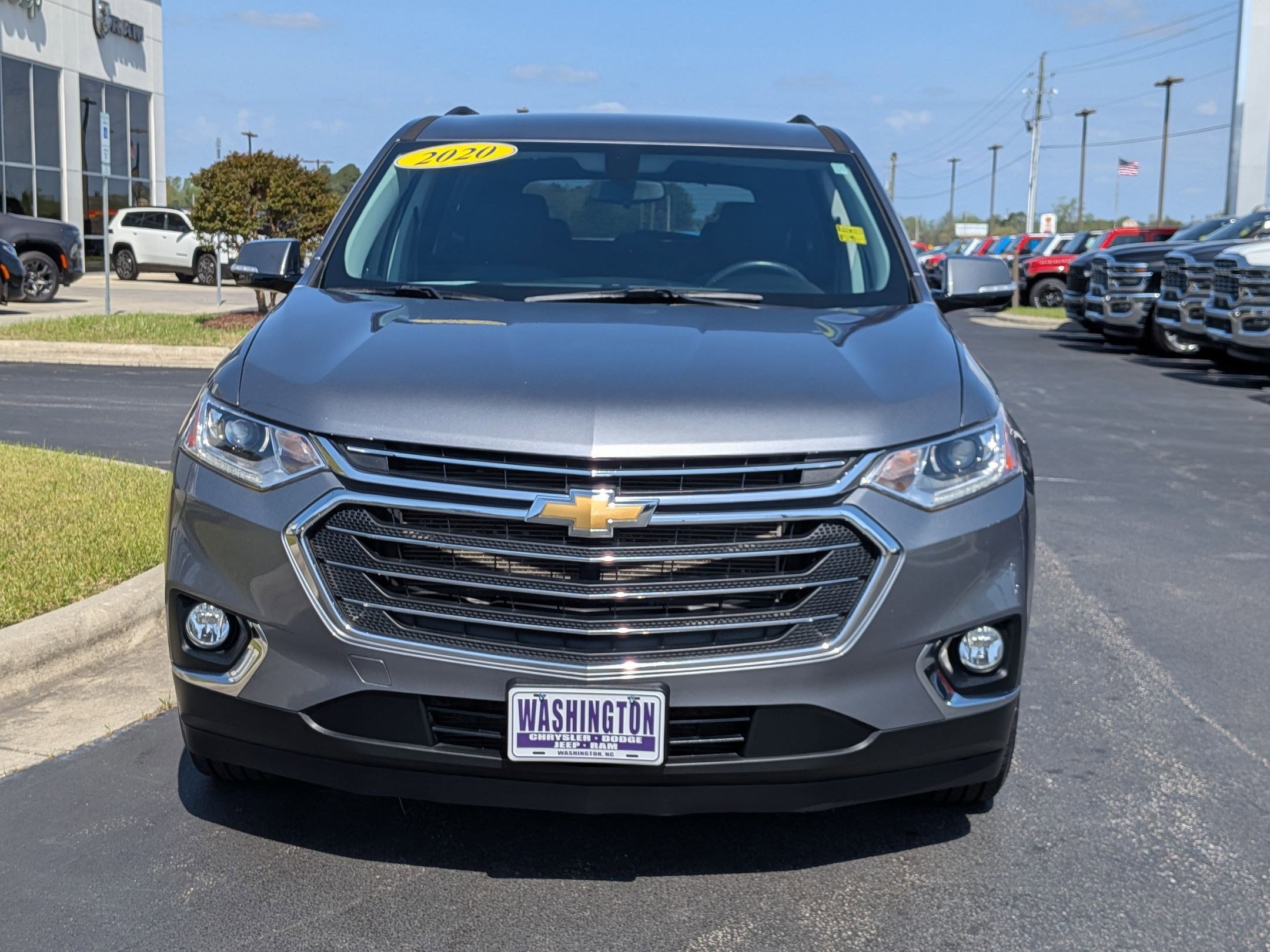 Used 2020 Chevrolet Traverse LT image 2
