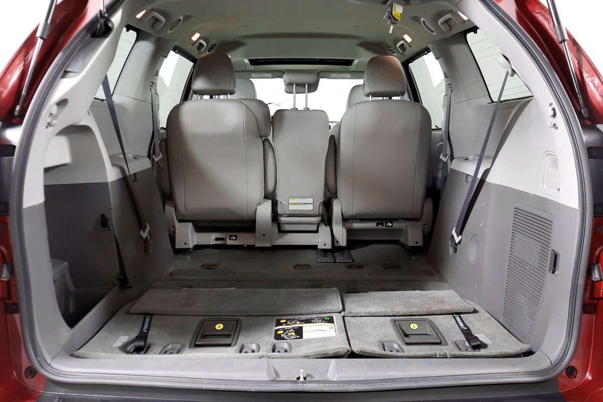 Used 2018 Toyota Sienna XLE w/ XLE Navigation Package FWD image 16