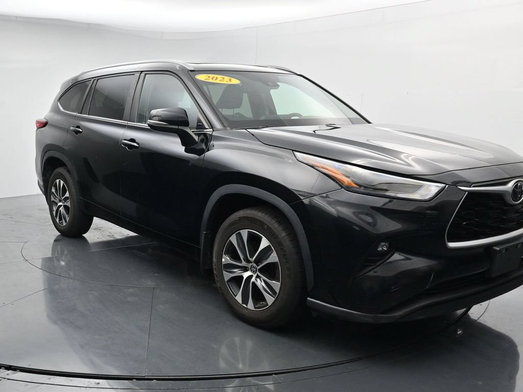 Used 2023 Toyota Highlander XLE AWD/4WD image 2