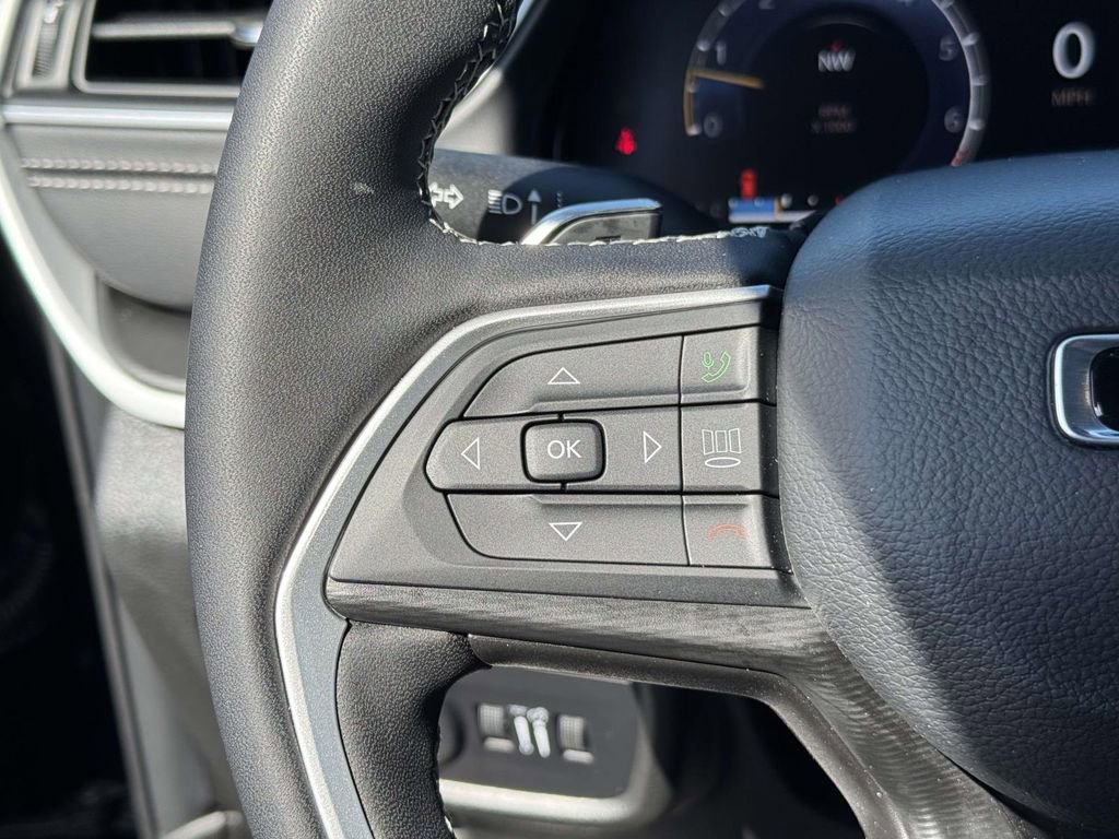 Used 2025 Jeep Grand Cherokee Altitude AWD/4WD image 24
