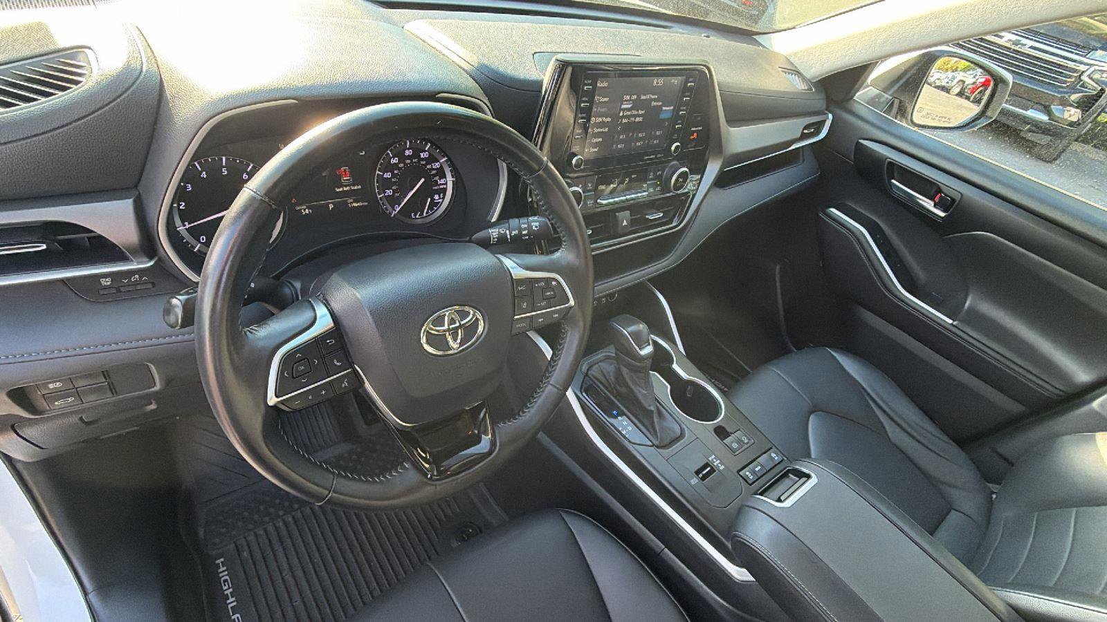 Used 2020 Toyota Highlander XLE image 24