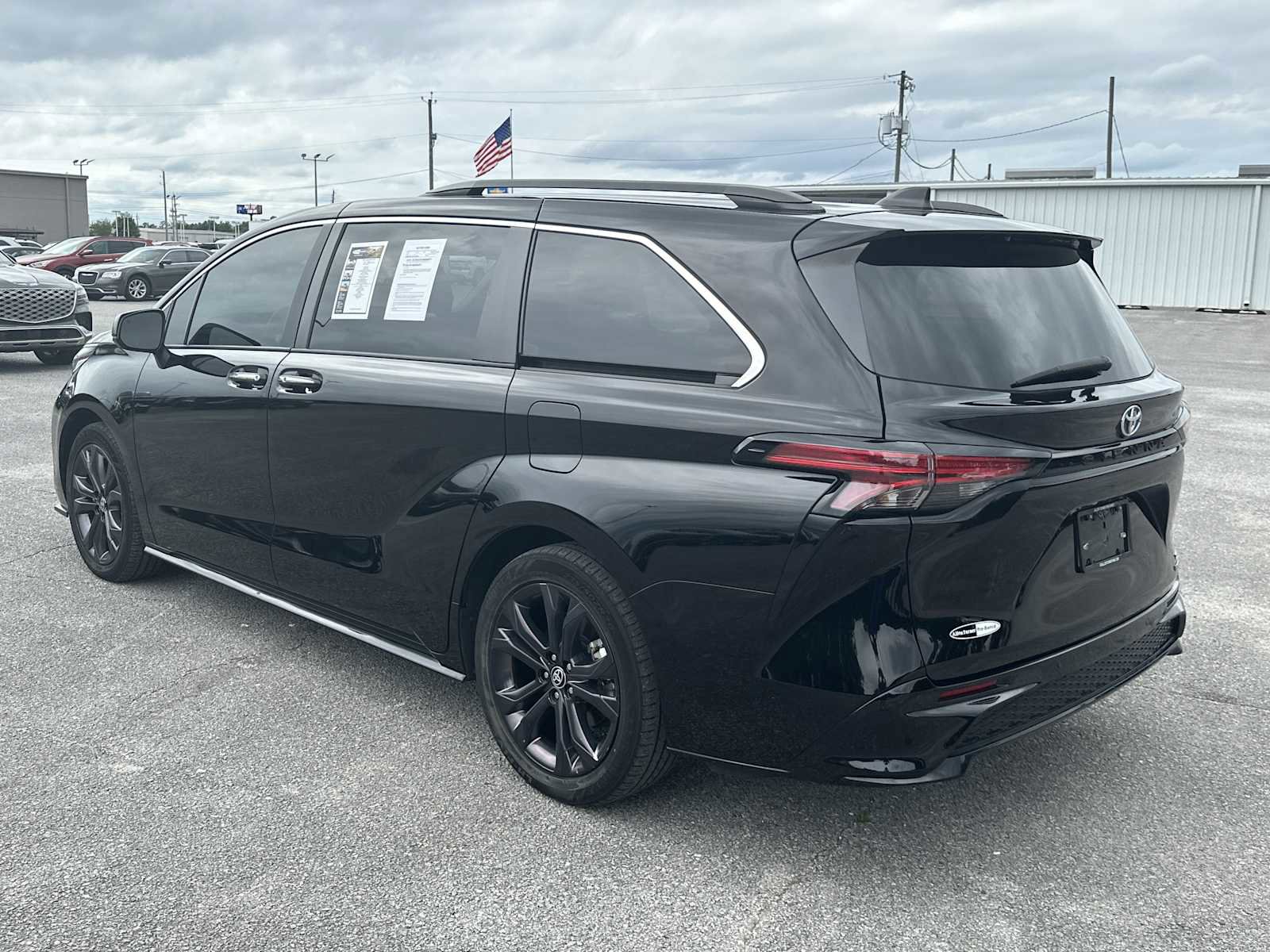 Used 2022 Toyota Sienna XSE FWD image 6