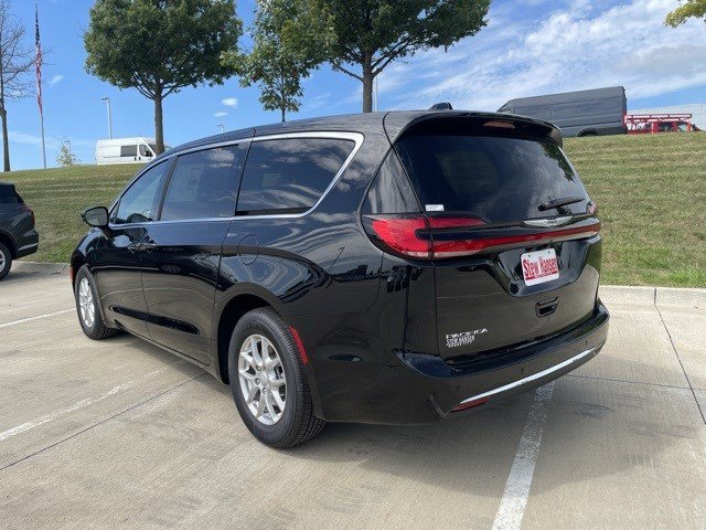 New 2026 Chrysler Pacifica Select image 3