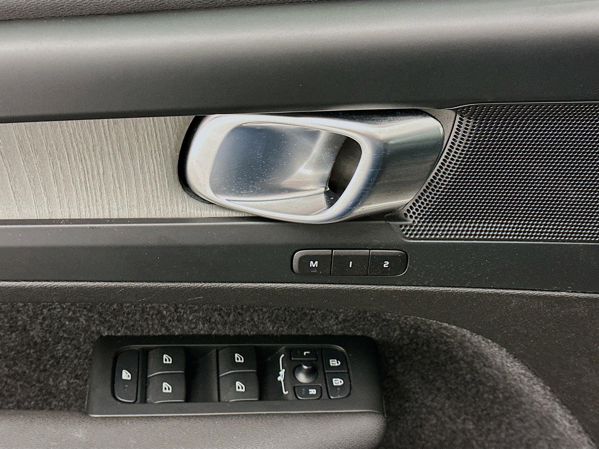 Used 2025 Volvo XC40 B5 Core image 15