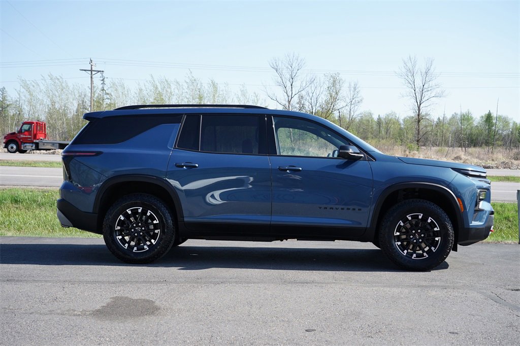 Used 2024 Chevrolet Traverse Z71 image 2