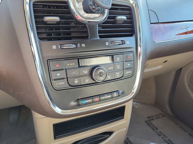 Certified 2016 Chrysler Town & Country Touring w/ Driver Convenience Group image 24