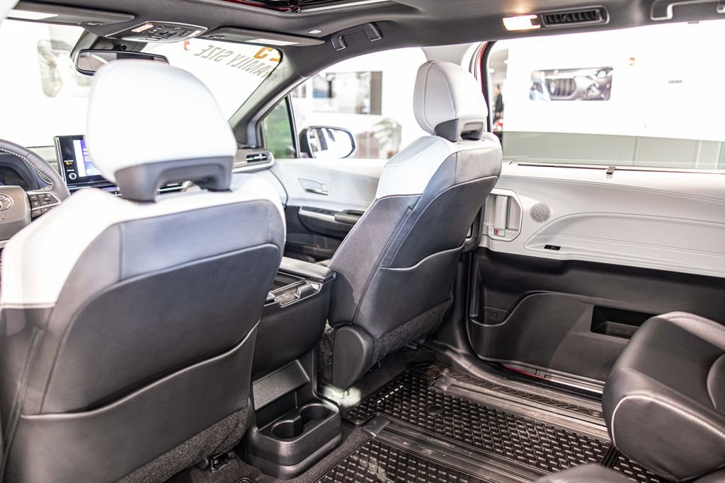 Used 2025 Toyota Sienna XSE image 35