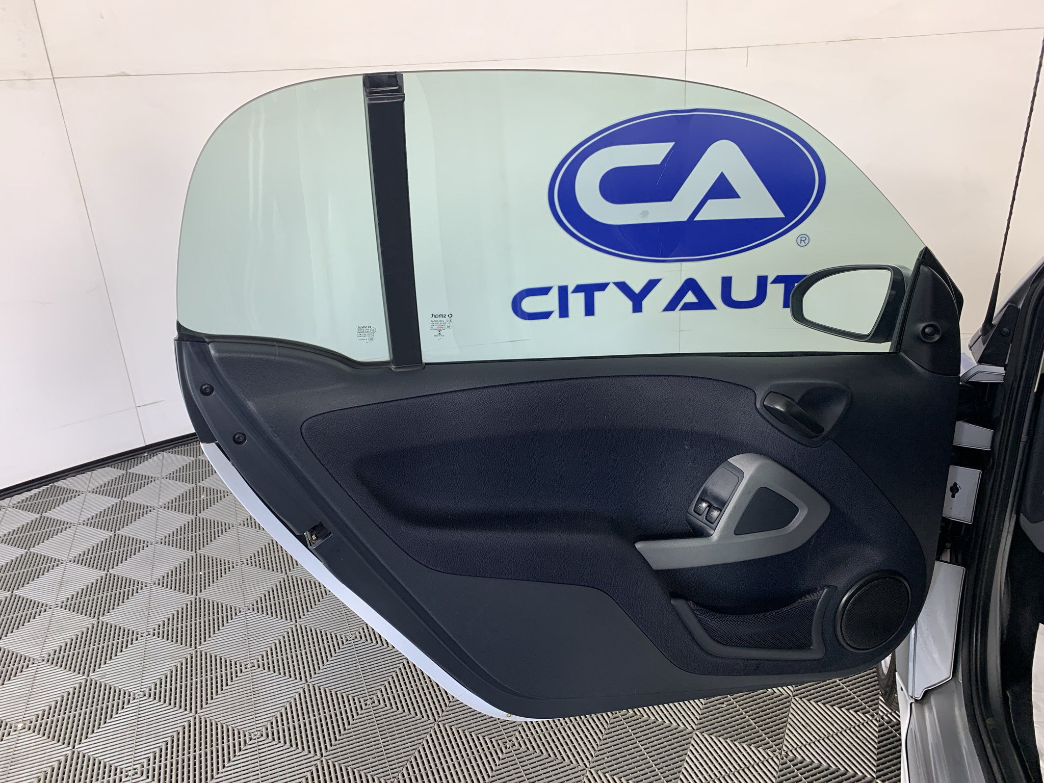 Used 2015 smart fortwo pure RWD image 13