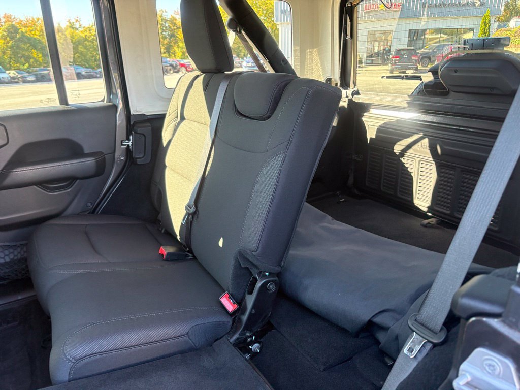 Used 2019 Jeep Wrangler Unlimited Sahara w/ Dual Top Group AWD/4WD image 20