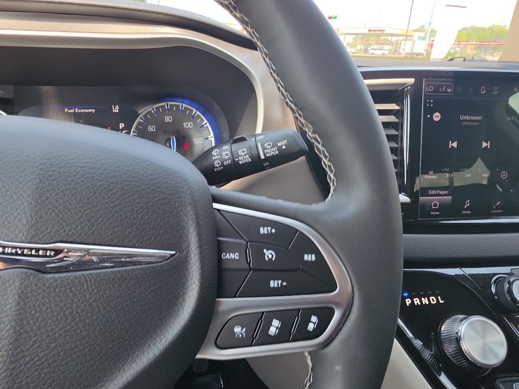 Used 2024 Chrysler Pacifica Touring-L FWD image 33