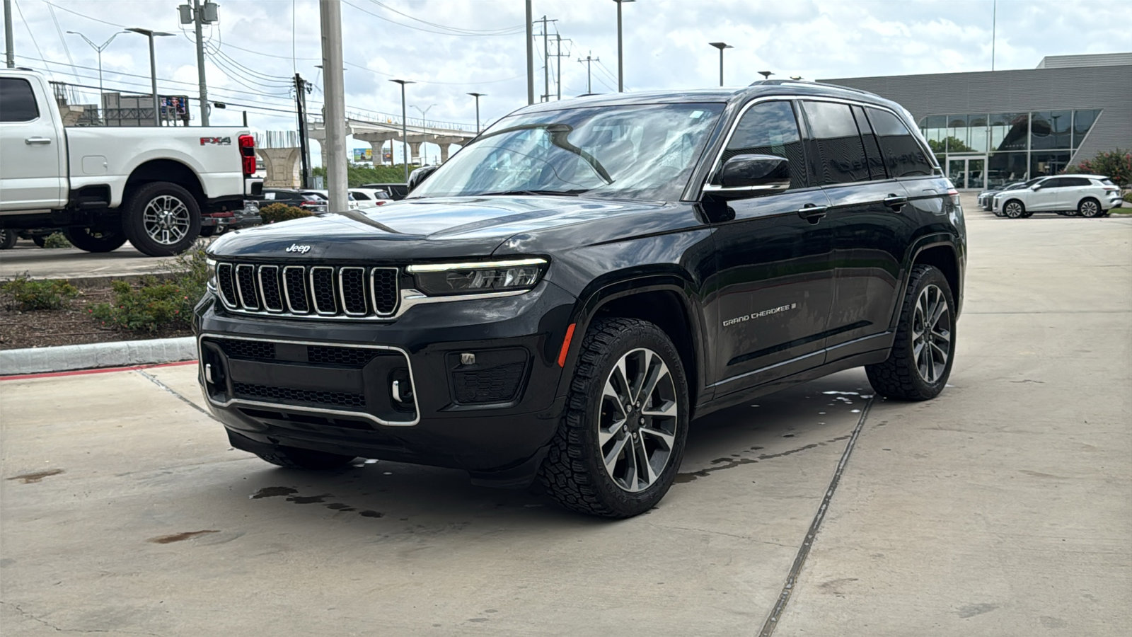 Used 2022 Jeep Grand Cherokee Overland w/ Luxury Tech Group IV AWD/4WD image 3