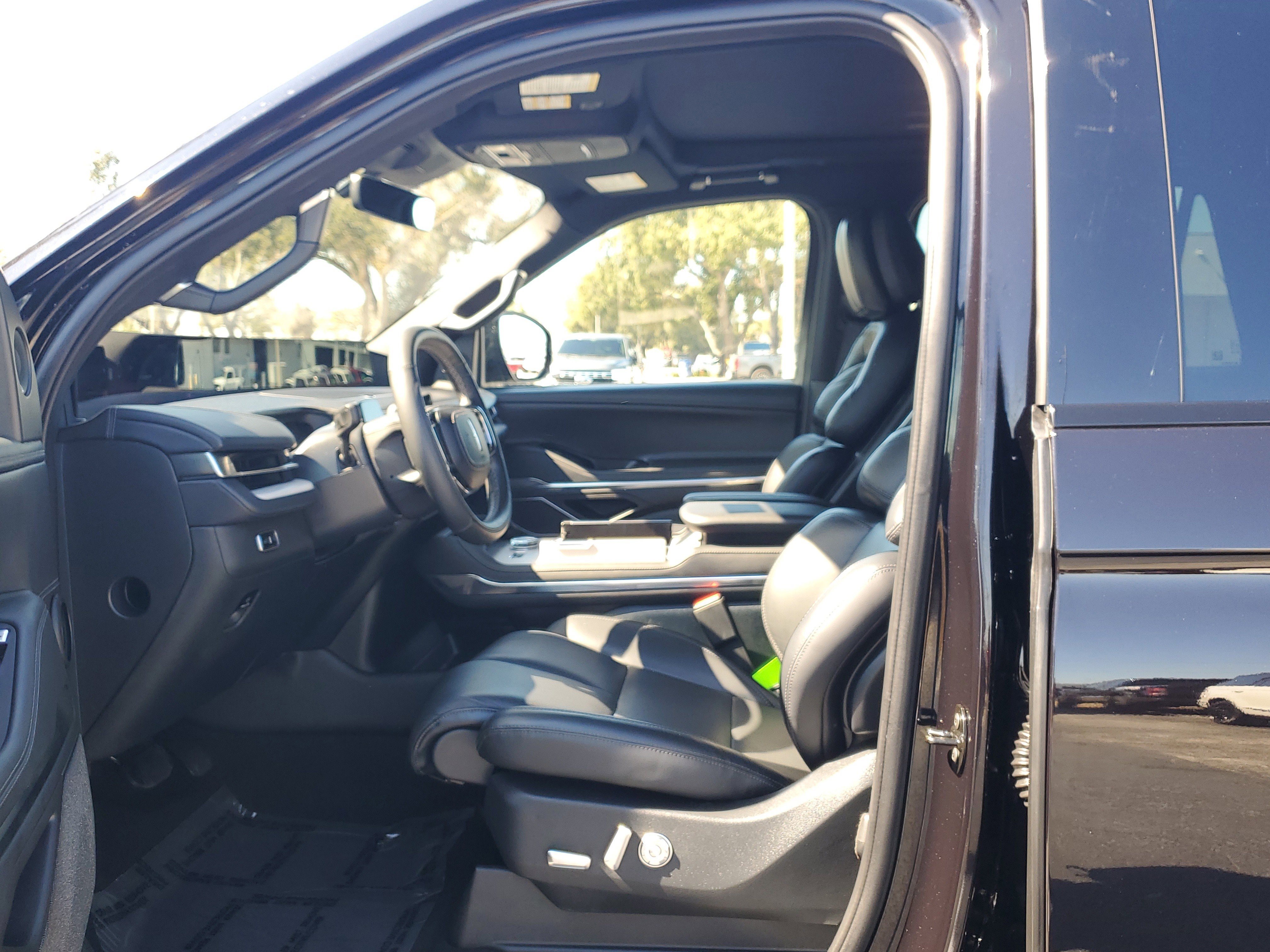 Used 2025 Lincoln Navigator Reserve w/ Jet Appearance Package image 21