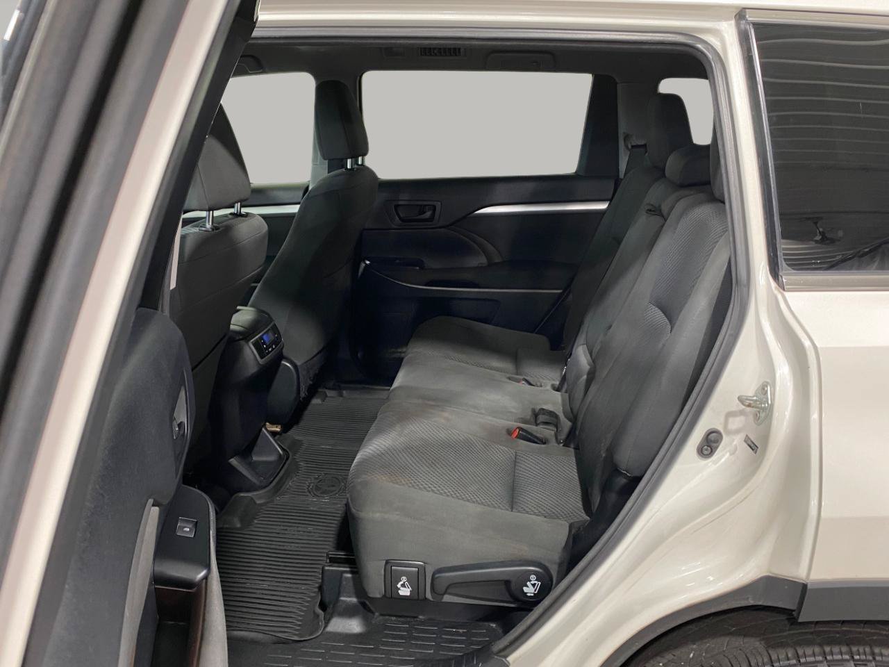 Used 2014 Toyota Highlander LE AWD/4WD image 11