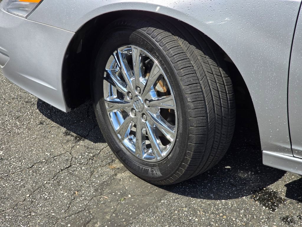 Used 2010 Buick Lucerne CXL image 26