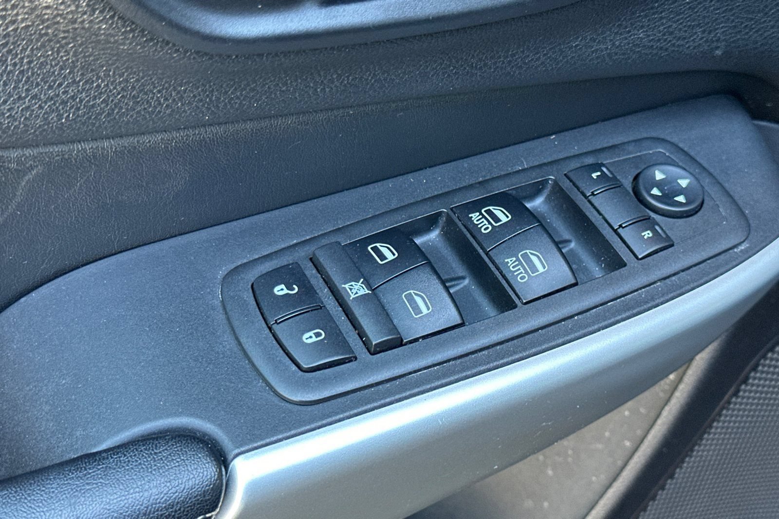 Used 2018 Jeep Cherokee Latitude Plus w/ Comfort/Convenience Group AWD/4WD image 28