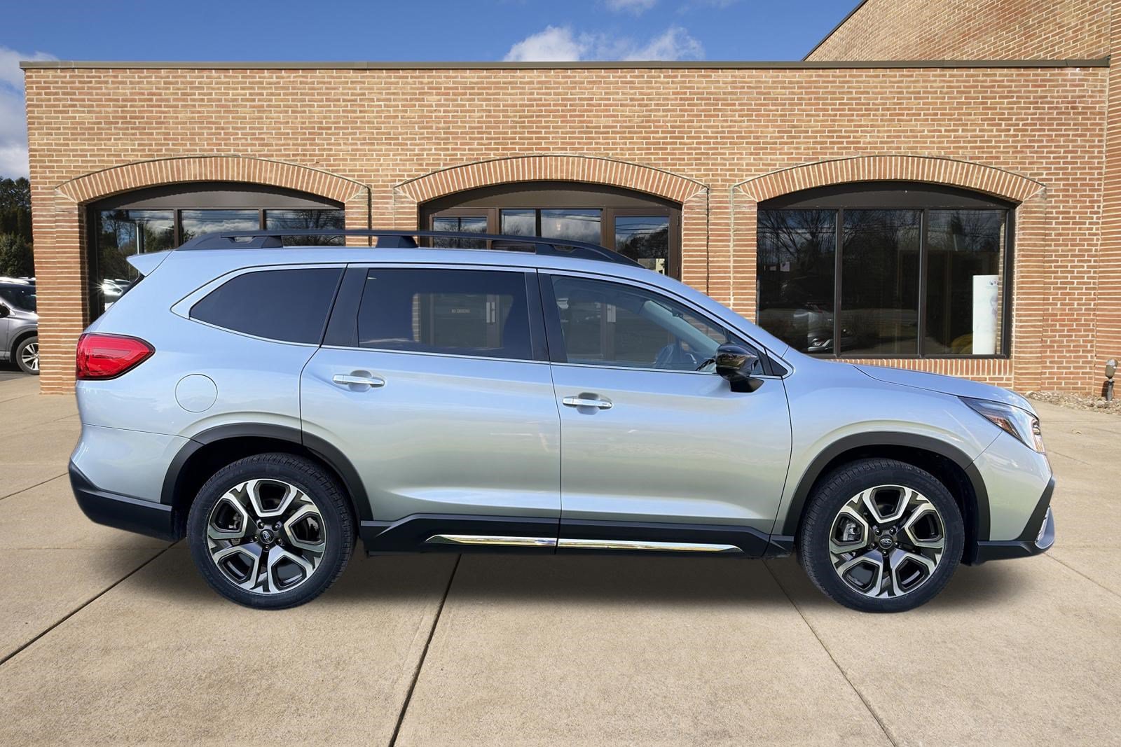 Used 2024 Subaru Ascent Touring AWD/4WD image 2