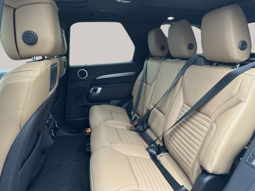 New 2024 Land Rover Discovery Dynamic SE image 13