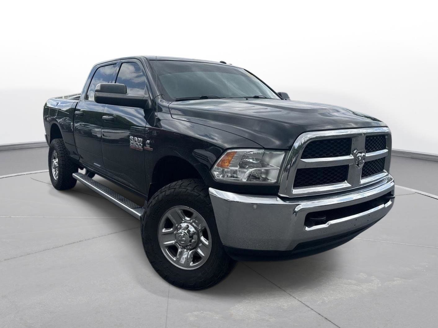 Used 2018 RAM 2500 Tradesman w/ Chrome Appearance Group AWD/4WD image 4