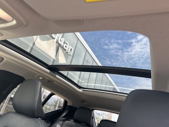 Certified 2025 Volvo XC40 B5 Plus image 27