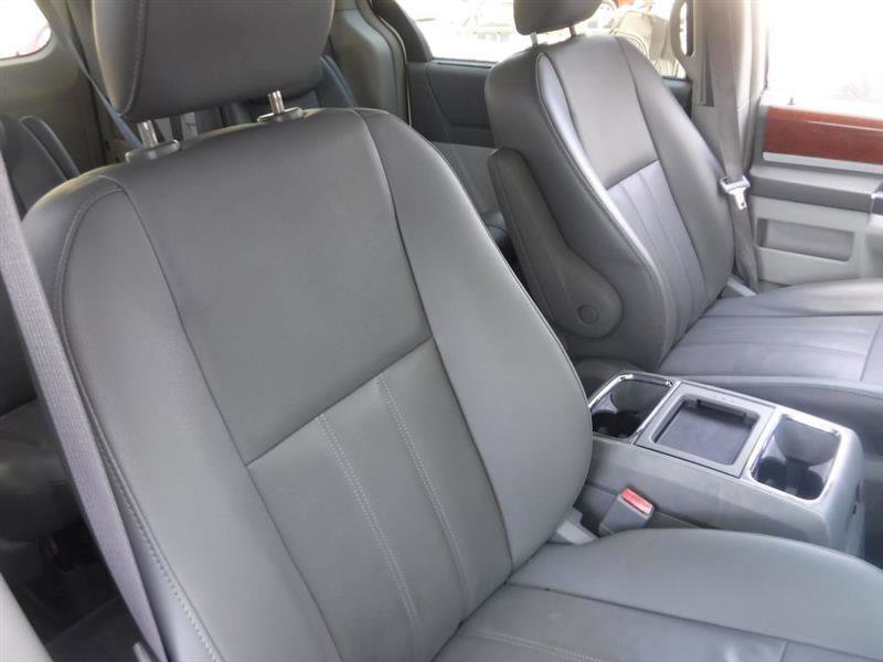 Used 2009 Chrysler Town & Country Touring image 20