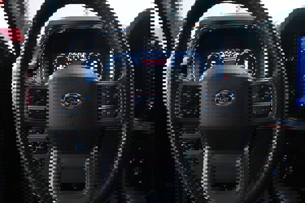 Used 2023 Ford F150 Lariat w/ Trailer Tow Package image 19