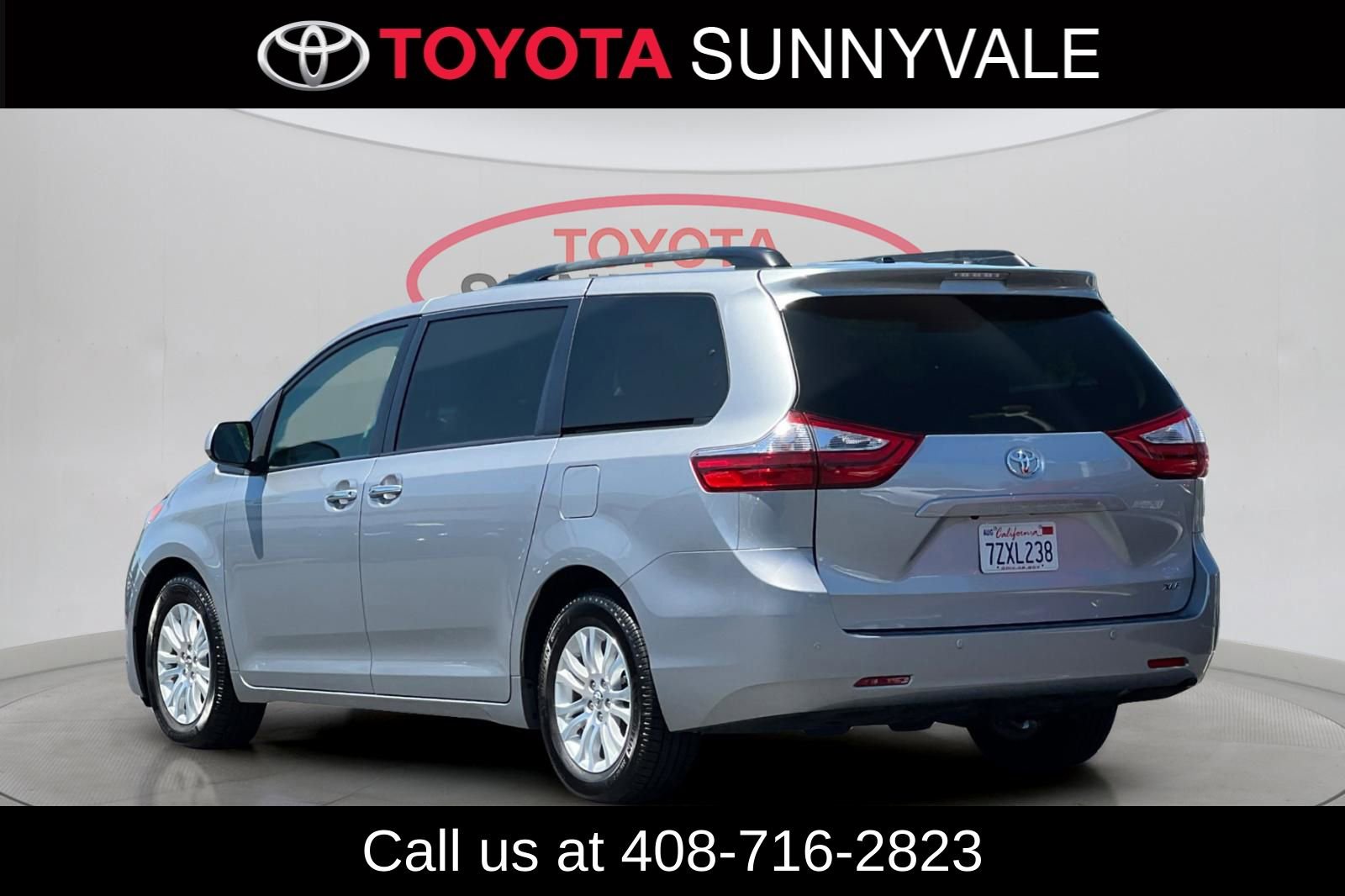 Used 2017 Toyota Sienna XLE w/ XLE Navigation Package FWD image 8