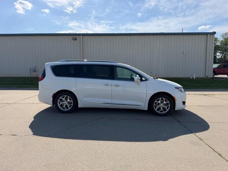 Used 2020 Chrysler Pacifica Limited FWD image 2