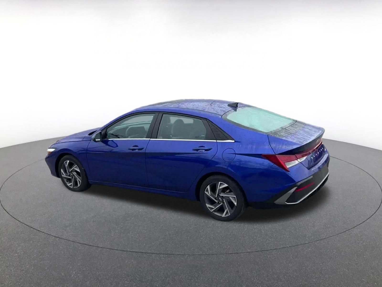 Used 2025 Hyundai Elantra Limited image 10