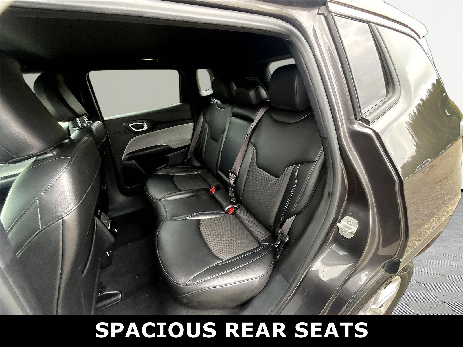 Used 2024 Jeep Compass Latitude AWD/4WD image 3