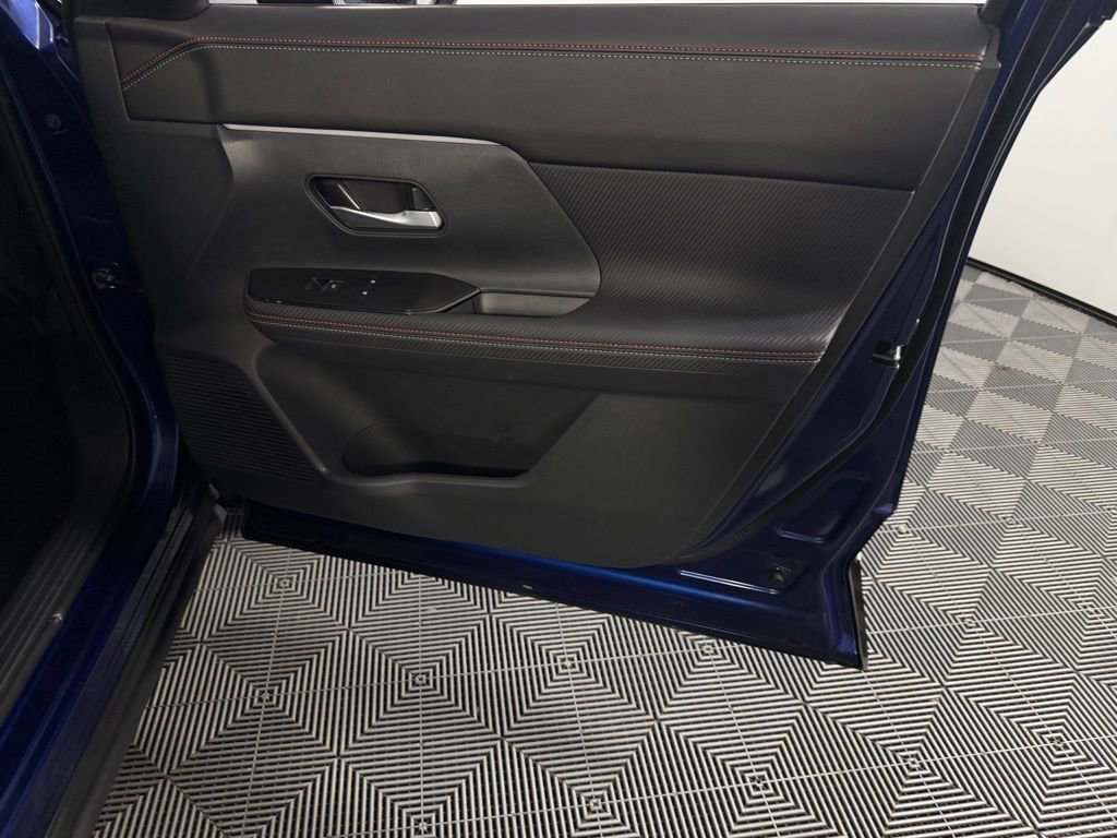 Used 2025 Nissan Kicks SR FWD image 31