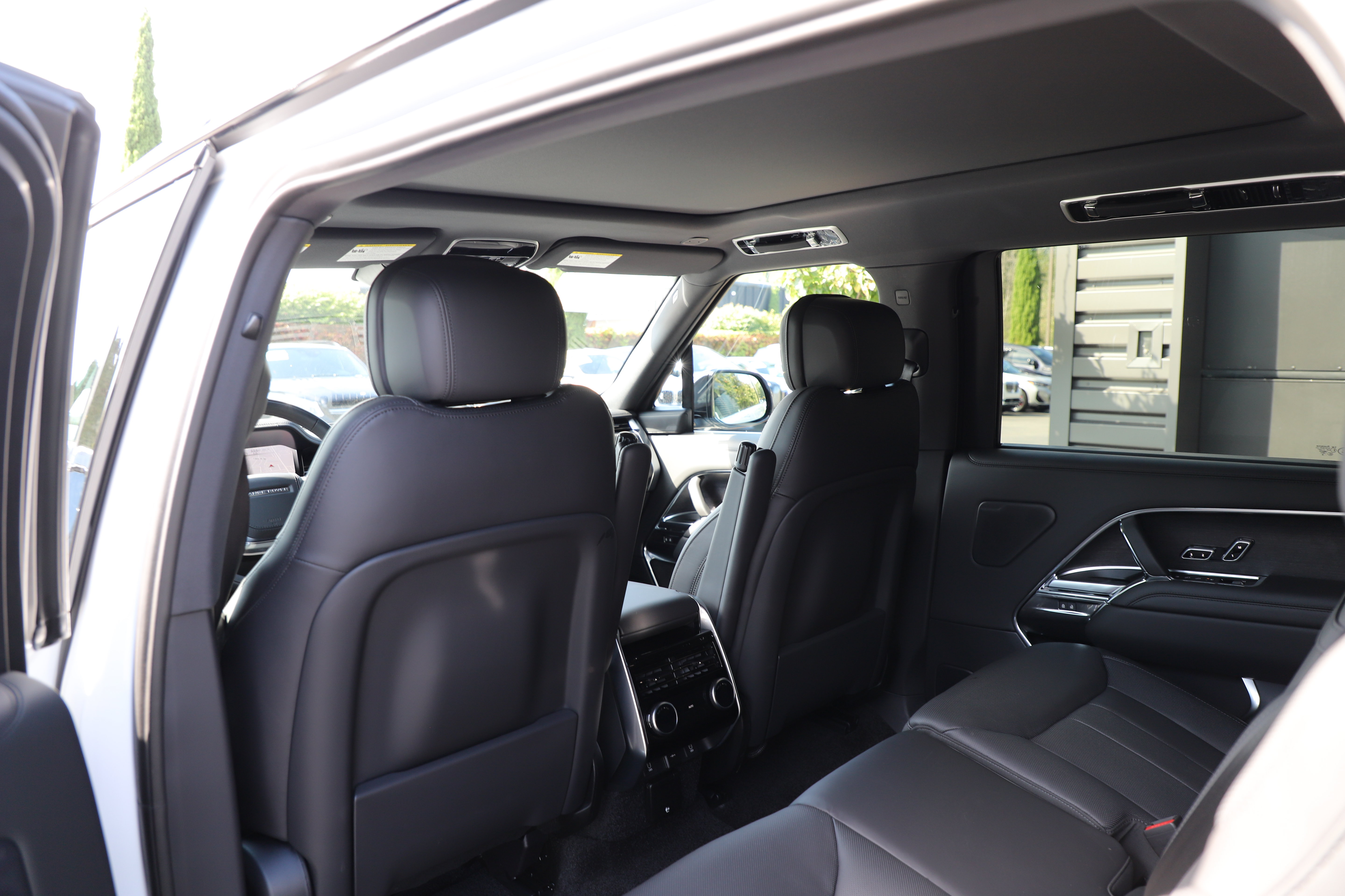 New 2026 Land Rover Range Rover Long Wheelbase SE AWD/4WD image 15