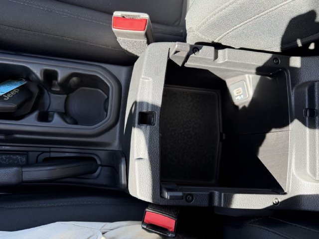 Used 2022 Jeep Wrangler Sport AWD/4WD image 24
