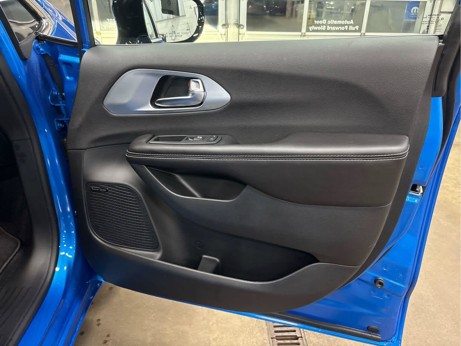 New 2026 Chrysler Pacifica Limited w/ Uconnect Theater Family Group FWD image 29