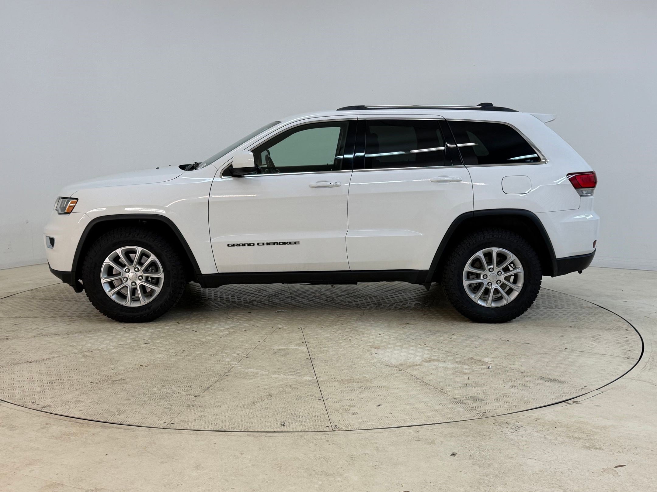 Used 2021 Jeep Grand Cherokee Laredo image 2
