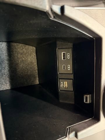 Used 2022 Toyota Avalon XLE w/ Moonroof Package image 19