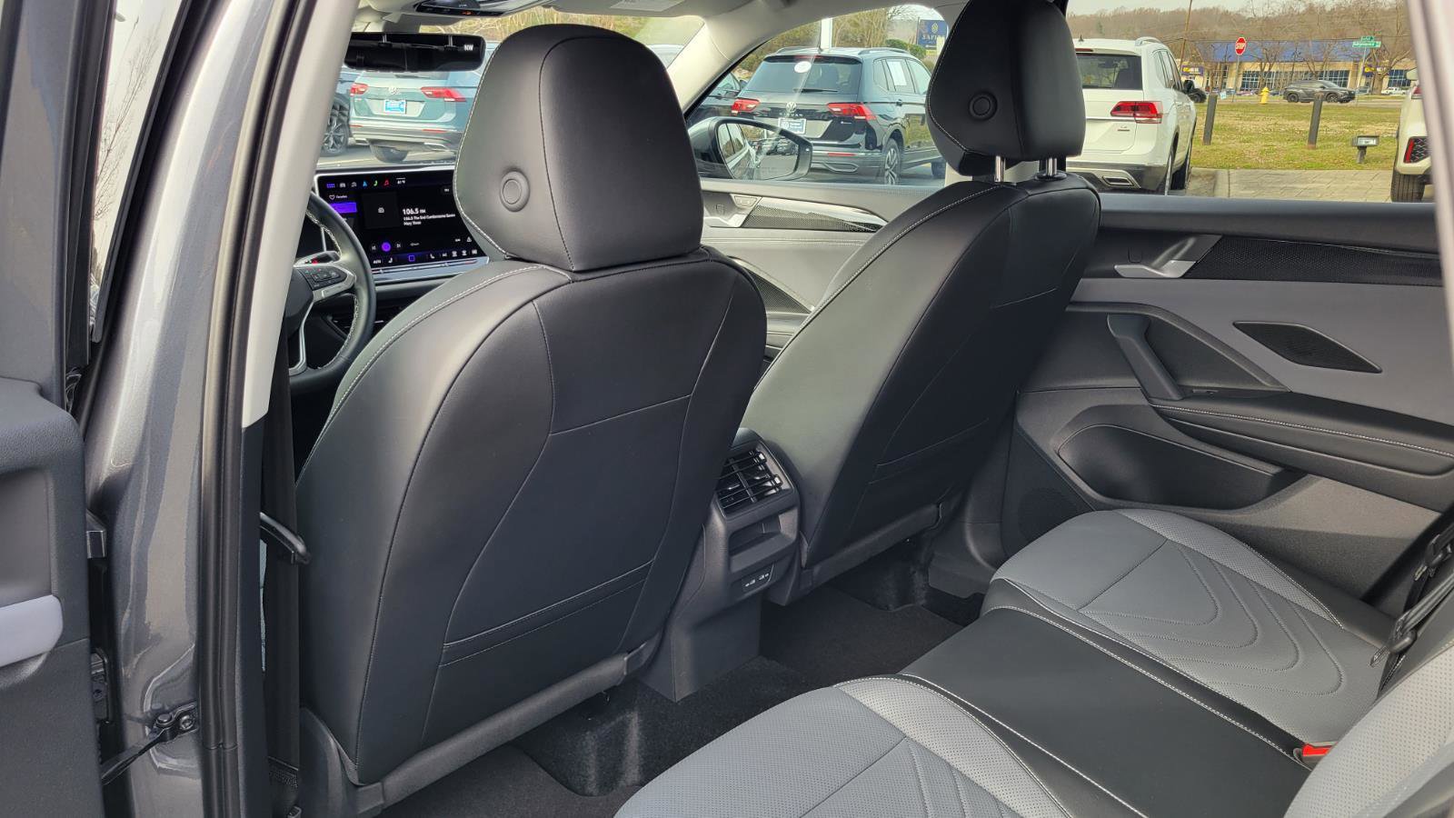 Used 2025 Volkswagen Tiguan SE image 35