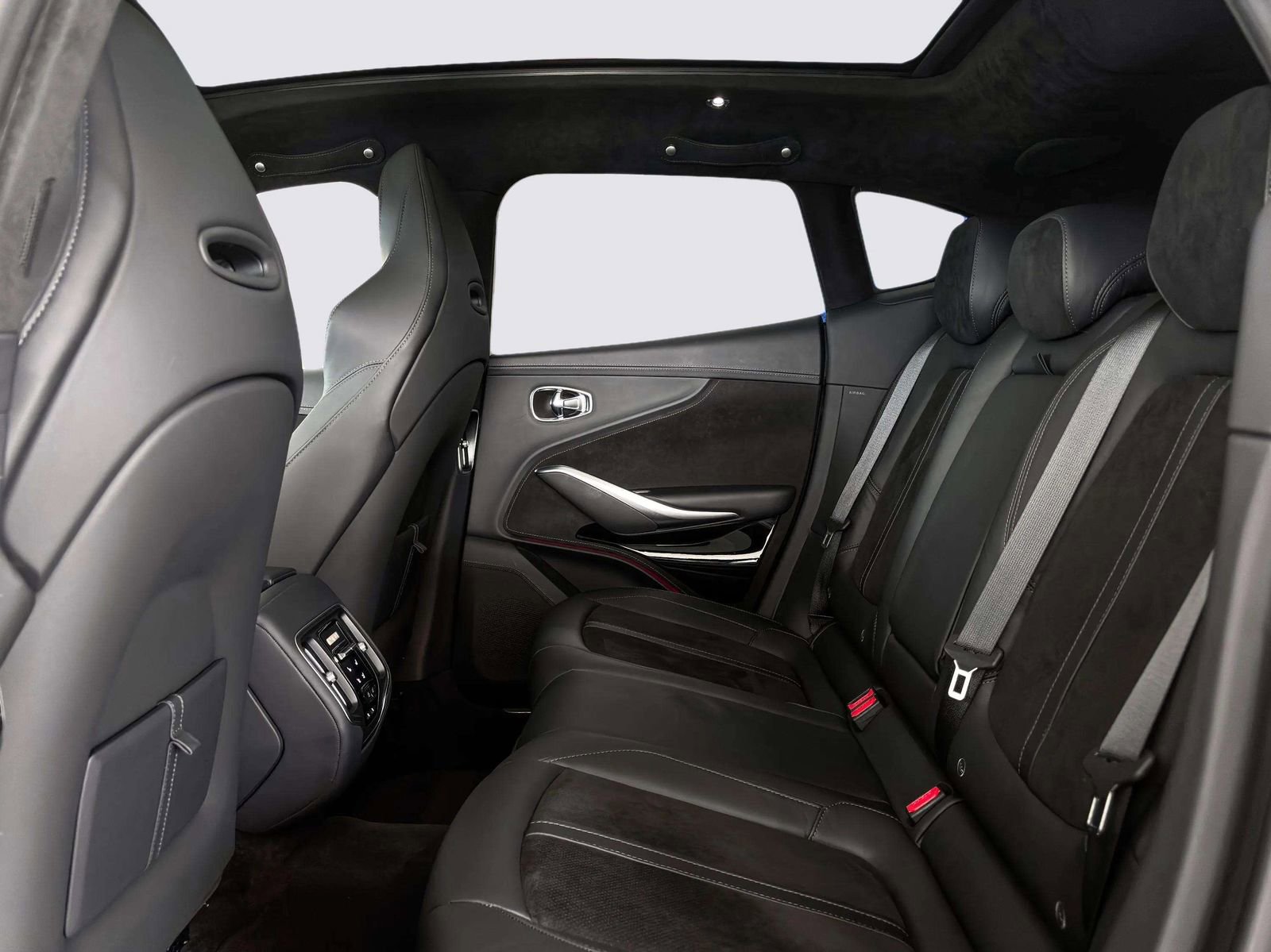 Used 2024 Aston Martin DBX image 42